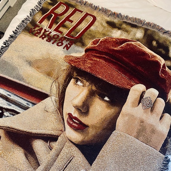 Taylor Swift Red (Taylor’s Version) album cover woven blanket BNWT - Picture 6 of 6